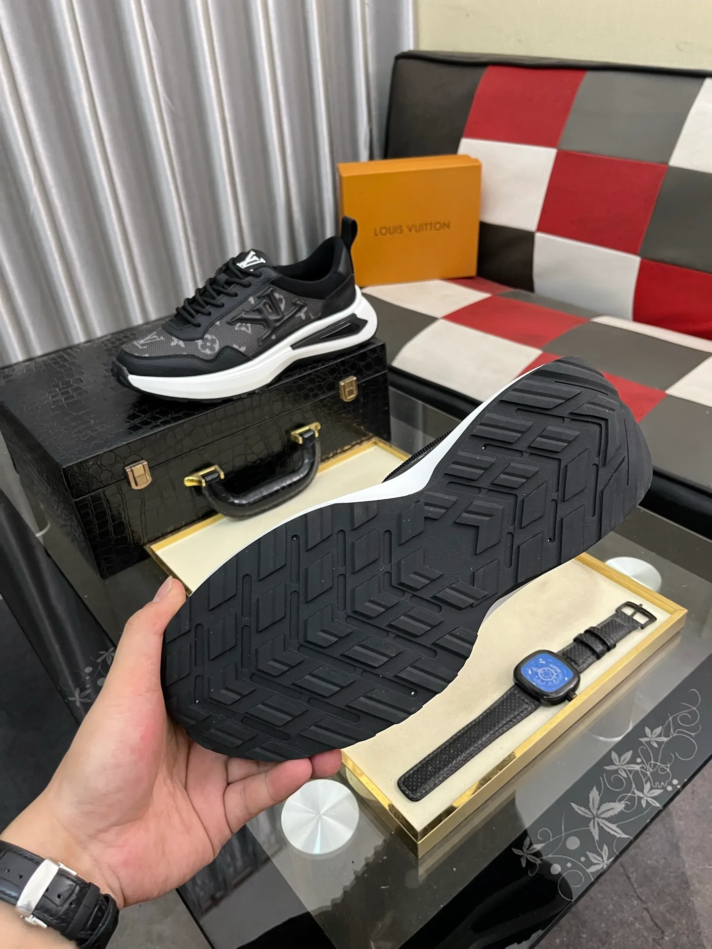 Men's shoes 💰458⌚️⌚️【LOUlS VUlTTON】Louis Vuitton ~ unique and casual style. LV counter purchasing 🏃casual shoes😍😍 Men's 2022 counters are on sale simultaneously, Italian imported brands select first-layer Italian cowhide. 🐑Sheepskin lining (refuses to discolor and rub feet) Sole: Original sole specially provided by the original factory 🎬Better in kind Size number: 38-443️⃣Colors available